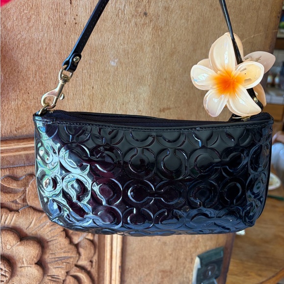 Gorgeous Y2k Liquid Glossy Black Coach pouch Baguette - Picture 5 of 8